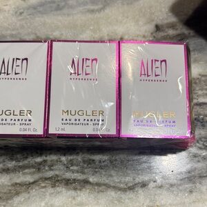 Mugler Alien Hypersense Eau de Parfum - Pink and Gold Accents